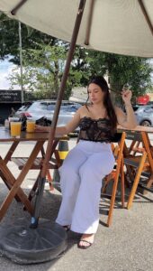 Calça Jeans Branco => Ganha Blusa Tule Preto