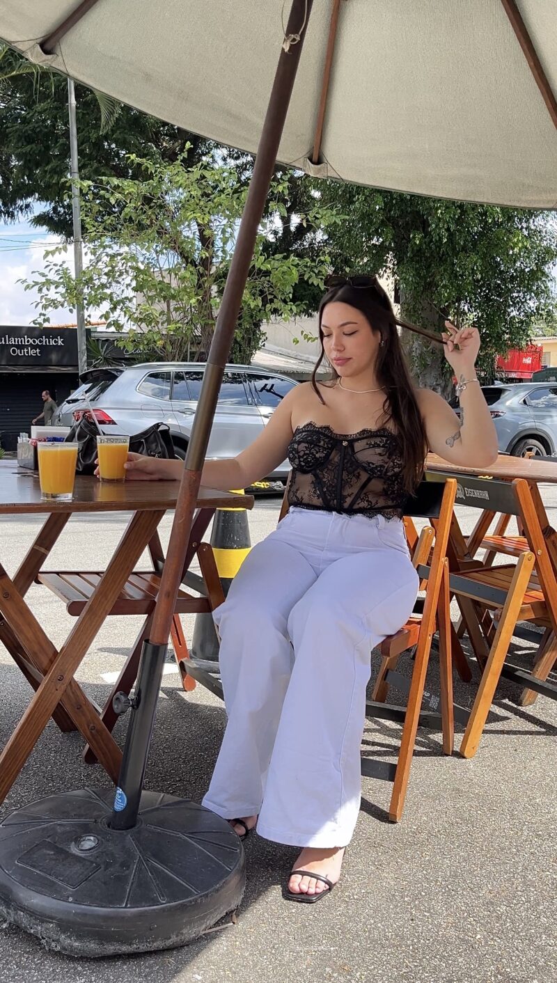 Calça Jeans Branco => Ganha Blusa Tule Preto - Imagem 2