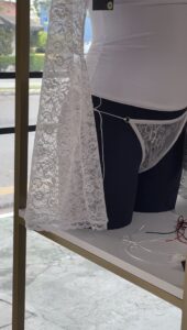 Blusa Neve e Colar Rosa Branca