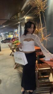 Blusa Neve e Colar Rosa Branca